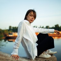 Девушка в белой рубашке сидит на бревне во время заката на фоне корабля у реки :: Lenar Abdrakhmanov