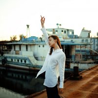 Девушка в белой рубашке стоит на пирсе на фоне кораблей во время заката :: Lenar Abdrakhmanov