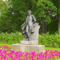 Памятник А.С.Пушкину при въезде в город Пушкин. :: Лия ☼