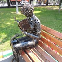 Памятник девушке с книжкой в районе Нагатинский Затон :: Александр Качалин