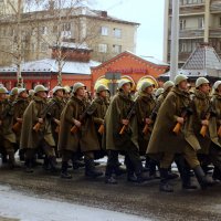 Когда,чеканный шаг равняя,идут солдаты на парад -я замираю,вспоминая,что был на свете мой солдат.... :: Анна Суханова
