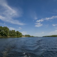 Волга... и по обеим сторонам чуточку видны поселок Федоровка и полуостров Копылово... :: Наталья Меркулова