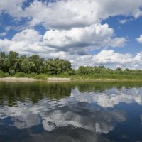 ВОТ ТАКОЙ СЕГОДНЯ БЫЛА ВОЛГА! ЗЕРКАЛЬНОЙ ГЛАДЬЮ ОТРАЖАЛА НЕБЕСА! :: Наталья Меркулова