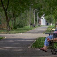 Бабуля с внучей в парке ... :: Евгений Хвальчев