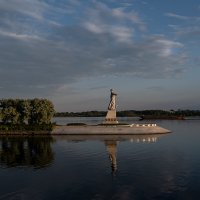 Монумент "Волга" у Рыбинского шлюза. :: Елена Савчук 