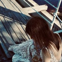 Девушка на мосту :: Ирина Карпенко 