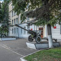Две знаменитые дивизионные пушки ЗИС-3 у входа в Калининское СВУ. :: Михаил "Skipper"