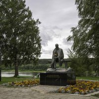 Памятник поэту Николаю Рубцову на берегу реки Сухоны в городе Тотьма. :: Александра 