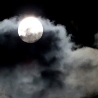 луна за облаком :: Людмила Романова