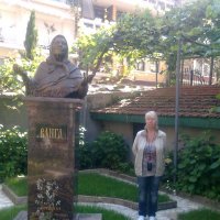 В Петриче,во дворе где жила Ванга. :: Надежда Судакова