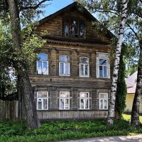 Двухэтажный дом с красивыми наличниками :: Евгений Кочуров