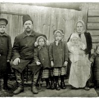 Кимрский сапожник с семьёй. Музейное фото :: Евгений Кочуров