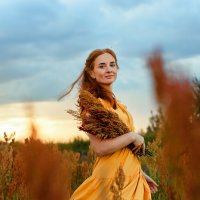 Рыжая девушка в поле :: Анна Лукинская