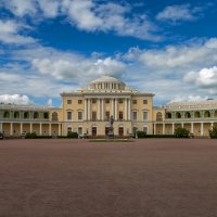 Вид на главный фасад Павловского дворца. :: Анатолий Грачев