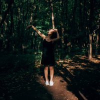 Девушка в черном платье гуляет по солнечному лесу :: Lenar Abdrakhmanov
