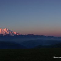 Эльбрус  рассвет :: Александр Богатырёв