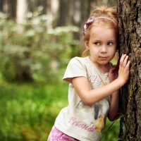 Маленькая девочка стоит у дерева :: Татьяна 