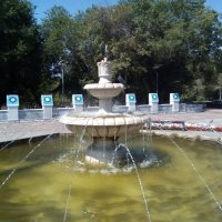 Голуби  у фонтана... :: Андрей Хлопонин