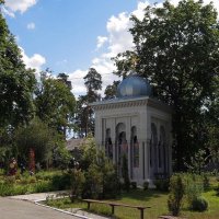 Часовня-усыпальница и кладбище священников у храма в Пуще-Водице :: Тамара Бедай 
