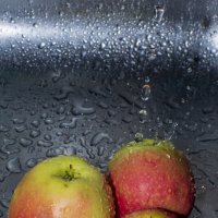 яблочки и капли воды :: Александр Леонов