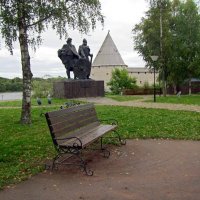 Памятник князьям Рюрику и Олегу Вещему. в Старой Ладоге :: dli1953 