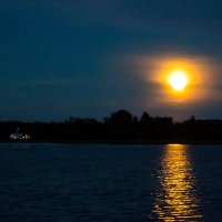 Восход Луны над Волгой :: Дмитрий Балашов