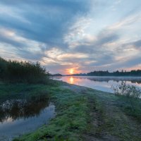 Рассвет на Оке. :: Владимир Безбородов