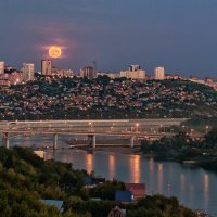 Луна над городом взошла опять ... :: Сергей Шатохин 