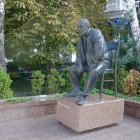 Ялта. Памятник Юлиану Семенову :: Сергей Антонов