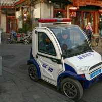 Так разъезжает полиция по улочкам Пекина :: Юрий Поляков