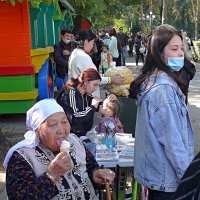 Ох и вкусное мороженое у бабуси-пенсионерки! :: Асылбек Айманов