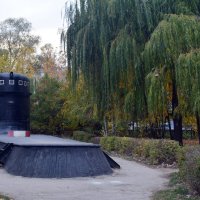 Подводная лодка, всплывшая в парке :: Александр Буянов