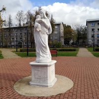 Скульптурный образ Пресвятой Богородицы с Богомладенцем на руках :: veera v