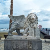 В центре городского пляжа Ларнаки стоит этот лев. :: Alex 