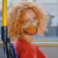 Red woman in the bus :: Maxim Polak