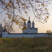 В вечернем свете монастырь :: Евгений 