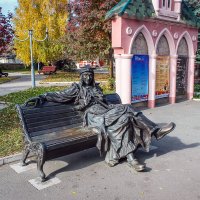 "Бабушка в парке гуляет. Стала добрее Баба-Яга, Больше детей не пугает..." :: Надежда 