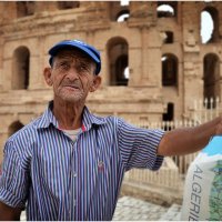 Пожилой человек, торгующий картами у входа в амфитеатр в городе El Jem, Тунис :: Юрий Тараканов