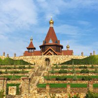 На холме возвышается православный храм в честь Преподобного  Сергия Радонежского :: Надежда 
