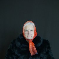 Женщина с сумочкой в газовом платке. :: Валентина Налетова