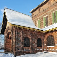 Теплые цвета старой архитектуры в холодную зиму, у входа в церковь Иоанна Предтечи в Ярославле :: Николай Белавин