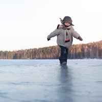 На льду озера и в валенках как на коньках :: Елена Дырда