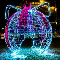 Огромный новогодний шар на Театральной площади :: Руслан Васьков