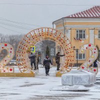 Снегопад не мешает украшать площадь Дмитрова. :: Анатолий. Chesnavik.