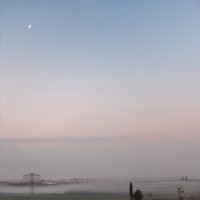 Раннее утро с луной и туманом :: Валерий Готлиб