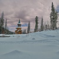 Часовня на горнолыжном курорте в Сибирской тайге :: Алексей Мезенцев
