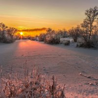Зима, закат на реке :: Анатолий Володин