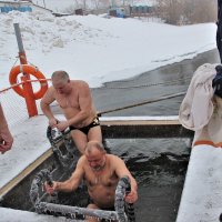 Крещенское купание в реке. :: Венера Чуйкова