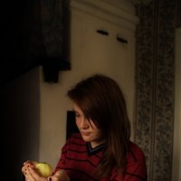 непростое яблоко . :: Алексей Векшарев