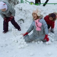 Весёлые девчушки и снежные игрушки :: Людмила Гулина